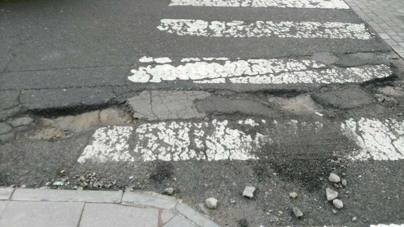 Imagen de archivo de baches en un paso de peatones de Telde (Foto TA)